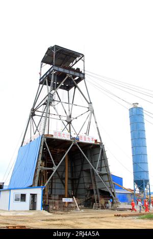 MaCheng 12 luglio: Drilling derrick nella miniera di ferro di MaCheng il 12 luglio 2012, Contea di Luannan, provincia di Hebei, Cina Foto Stock