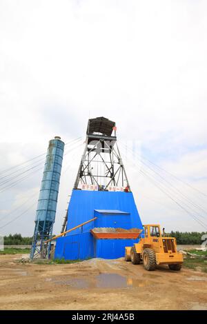 MaCheng 12 luglio: Drilling derrick nella miniera di ferro di MaCheng il 12 luglio 2012, Contea di Luannan, provincia di Hebei, Cina Foto Stock