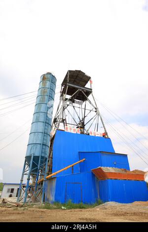 MaCheng 12 luglio: Drilling derrick nella miniera di ferro di MaCheng il 12 luglio 2012, Contea di Luannan, provincia di Hebei, Cina Foto Stock