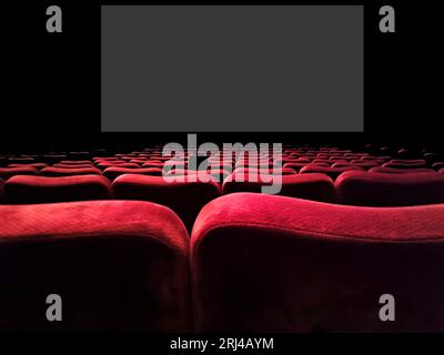 Vista interna di un cinema con file di posti a sedere rossi a Giacarta, Indonesia. Foto Stock