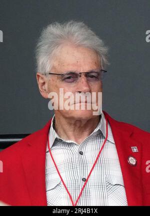 Ex St Il manager dei Louis Cardinals Tony la Russa siede sul palco mentre ascolta St. Louis Cardinals Hall of Fame cerimonia di induction per l'ex giocatore/allenatore Jose Oquendo, al Ball Park Village di St. Louis domenica 20 agosto 2023. Foto di Bill Greenblatt/UPI Foto Stock