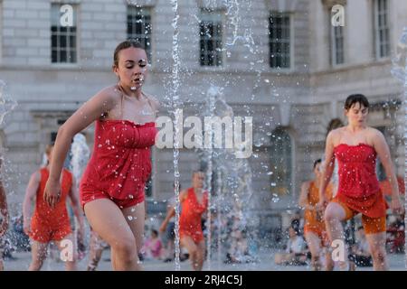 Londra, Regno Unito. 20 agosto 2023. Un gruppo di 22 ballerini esegue il contrappunto - un pezzo appositamente coreografato di Shobana Jeyasingh, per le fontane del cortile della Somerset House, combinando stili di danza classica contemporanea e indiana. Le esibizioni fanno parte del Westminster Council's Inside Out Arts Festival, che si svolge per tutto il mese di agosto. Credito: Fotografia dell'undicesima ora/Alamy Live News Foto Stock