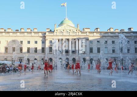 Londra, Regno Unito. 20 agosto 2023. Un gruppo di 22 ballerini esegue il contrappunto - un pezzo appositamente coreografato di Shobana Jeyasingh, per le fontane del cortile della Somerset House, combinando stili di danza classica contemporanea e indiana. Le esibizioni fanno parte del Westminster Council's Inside Out Arts Festival, che si svolge per tutto il mese di agosto. Credito: Fotografia dell'undicesima ora/Alamy Live News Foto Stock