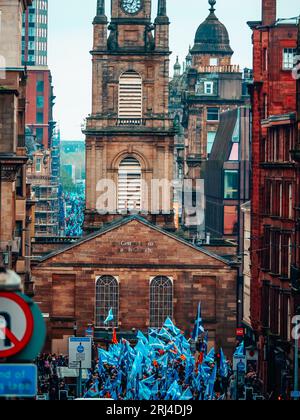 Una scena di strada a Glasgow durante l'indipendenza marzo, 6 maggio 2023. Foto Stock