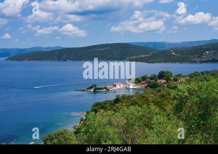 Tzasteni è un piccolo borgo pittoresco e una bellissima baia vicino alla città di Volos, Pilio meridionale, Magnessia, Tessaglia, Grecia. Rilassante vista mare da Jasteni Foto Stock