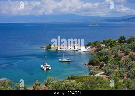 Tzasteni è un piccolo borgo pittoresco e una bellissima baia vicino alla città di Volos, Pilio meridionale, Magnessia, Tessaglia, Grecia. Rilassante vista mare da Jasteni Foto Stock