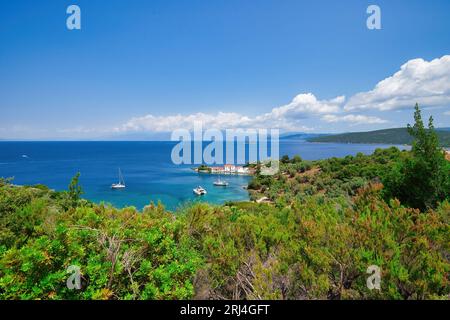 Tzasteni è un piccolo borgo pittoresco e una bellissima baia vicino alla città di Volos, Pilio meridionale, Magnessia, Tessaglia, Grecia. Rilassante vista mare da Jasteni Foto Stock