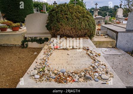 Saint Paul de Vence, Francia - 24 maggio 2023: Tomba del famoso artista russo francese Marc Chagall, sepolta nel sud della Francia in un cimitero del villaggio Foto Stock