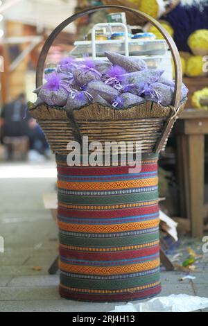 Astuccio con lavanda in un cestino di legno. Foto Stock