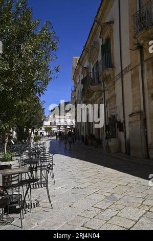 Paesaggio con vista panoramica di via Francesco Mormino penna nel centro storico di Scicli in Sicilia. Foto Stock