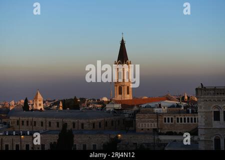 Una vista della città vecchia con la torre dell'orologio del monastero di San Salvatore nel quartiere cristiano della città vecchia di Gerusalemme. Foto Stock