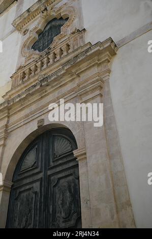 Antico portale in stile barocco Chiesa di Santa Teresa monumento religioso di Scicli in Sicilia. Foto Stock