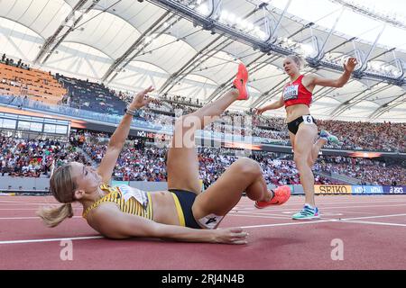 Budapest, Ungheria. 20 agosto 2023. Vanessa Grimm (L) della Germania cade in pista durante i 800 m della finale di Heptathlon femminile dei Campionati mondiali di atletica leggera di Budapest 2023 a Budapest, Ungheria, 20 agosto 2023. Crediti: Li Ming/Xinhua/Alamy Live News Foto Stock