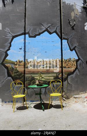 Murales che decorano il muro di barriera della Cisgiordania di fronte all'hotel murato a Betlemme, Palestina. Foto Stock