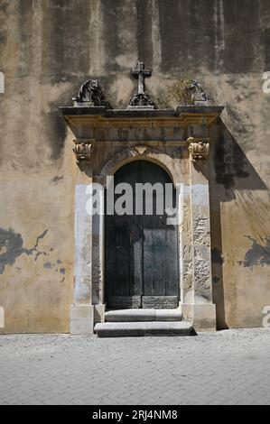 Antico portale di stile barocco siciliano Chiesa della Madonna del Carmine a Scicli Sicilia, Italia. Foto Stock