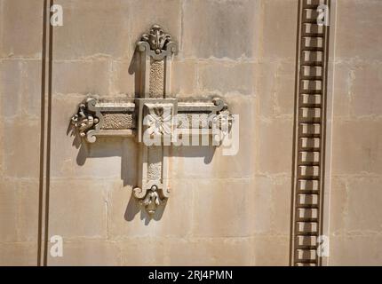 Dettaglio architettonico in stile barocco di un mausoleo funerario nel Cimetero Monumentale di Scicli in Sicilia. Foto Stock