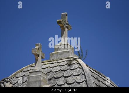 Dettaglio architettonico in stile barocco di un mausoleo funerario nel Cimetero Monumentale di Scicli in Sicilia. Foto Stock