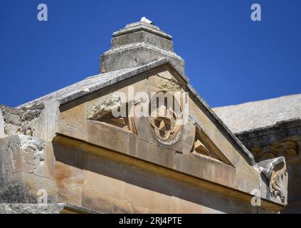 Dettaglio architettonico in stile barocco di un mausoleo funerario nel Cimetero Monumentale di Scicli in Sicilia. Foto Stock