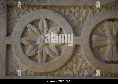 Dettaglio architettonico in stile barocco di un mausoleo funerario nel Cimetero Monumentale di Scicli in Sicilia. Foto Stock