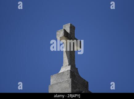 Dettaglio architettonico in stile barocco di un mausoleo funerario nel Cimetero Monumentale di Scicli in Sicilia. Foto Stock