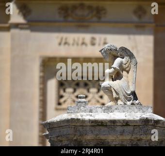 Dettaglio architettonico in stile barocco di un mausoleo funerario nel Cimetero Monumentale di Scicli in Sicilia. Foto Stock