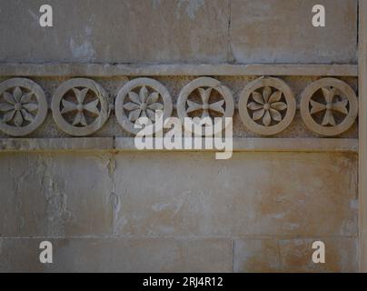 Dettaglio architettonico in stile barocco di un mausoleo funerario nel Cimetero Monumentale di Scicli in Sicilia. Foto Stock