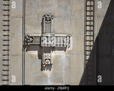 Dettaglio architettonico in stile barocco di un mausoleo funerario nel Cimetero Monumentale di Scicli in Sicilia. Foto Stock