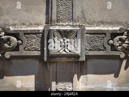 Dettaglio architettonico in stile barocco di un mausoleo funerario nel Cimetero Monumentale di Scicli in Sicilia. Foto Stock