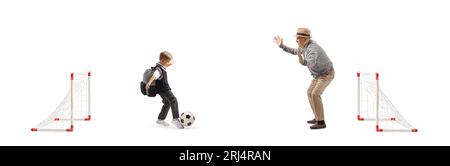 Nonno e grandon giocano a calcio con mini goal isolati su sfondo bianco Foto Stock