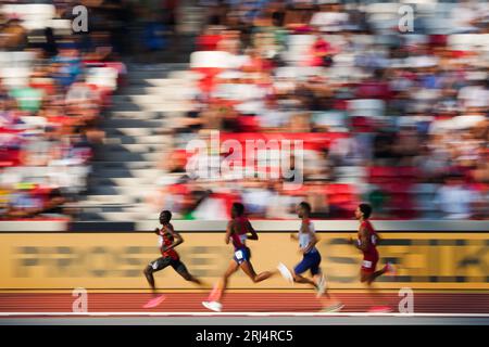 Budapest, Ungheria. 20 agosto 2023. Gli atleti gareggiano dopo la 1500 semifinale maschile dei Campionati mondiali di atletica leggera Budapest 2023 a Budapest, in Ungheria, 20 agosto 2023. Crediti: Zheng Huansong/Xinhua/Alamy Live News Foto Stock