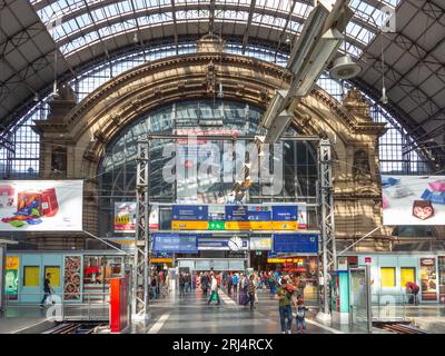 Francoforte, Germania - 17 maggio 2014: All'interno della stazione centrale di Francoforte, Germania. Con circa 350,000 passeggeri al giorno è la più frequentata Foto Stock