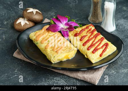Tamagoyaki. Involtini di uova coreani. tonificazione. concentrazione selettiva, cibo coreano Foto Stock