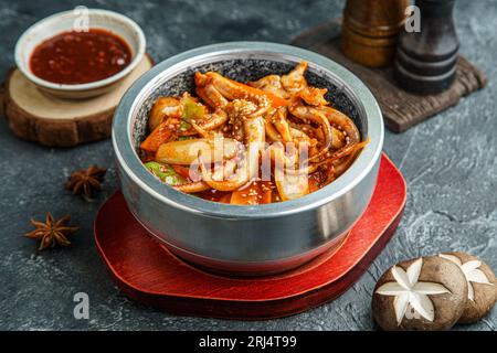 Ojing-o-Bokeum - calamari fritti o polpo con salsa piccante coreana - stile gastronomico coreano Foto Stock