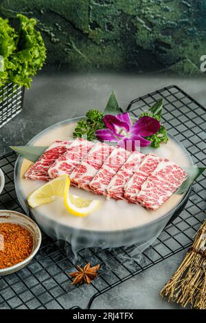 Filetto di manzo Wagyu A5 a fette rare di alta qualità con consistenza marmorizzante su vassoio di cibo servito per Yakiniku, Sukiyaki, barbecue e Shabu. Posizionalo sul backgrou Foto Stock