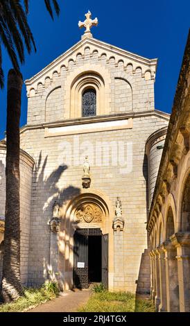 Cannes, Francia - 31 luglio 2022: Monastero dell'Abbaye de Lerins con chiesa di Santa Maria sull'isola di Saint Honorat al largo di Cannes, sulla Costa Azzurra Foto Stock