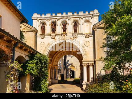 Cannes, Francia - 31 luglio 2022: Monastero dell'Abbaye de Lerins con chiesa di Santa Maria sull'isola di Saint Honorat al largo di Cannes, sulla Costa Azzurra Foto Stock