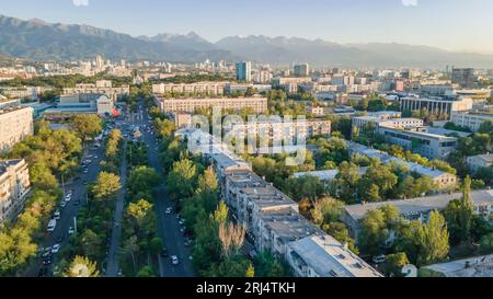 Almaty, Kazakistan - 17 agosto 2023: Vista panoramica della città con vista sulle montagne. La vita di una metropoli Foto Stock