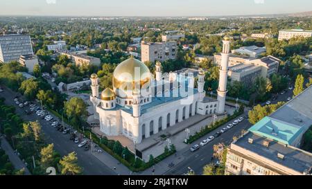 Almaty, Kazakistan - 17 agosto 2023: Splendida moschea centrale della metropoli sullo sfondo della città. Stato islamico Foto Stock
