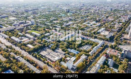 Almaty, Kazakistan - 17 agosto 2023: Vista panoramica della città in una giornata di sole. Inizio autunno Foto Stock