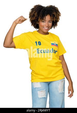 Ridere una tifosa di calcio ecuadoriana con una maglia gialla isolata su sfondo bianco per essere tagliata Foto Stock