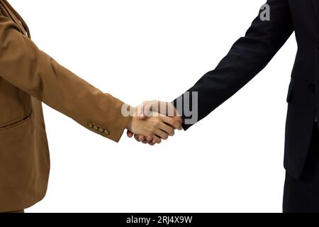 Due professionisti sicuri in tuta estendono le mani in una stretta stretta, sigillando un accordo. Lo sfondo bianco accresce il loro impegno, display Foto Stock