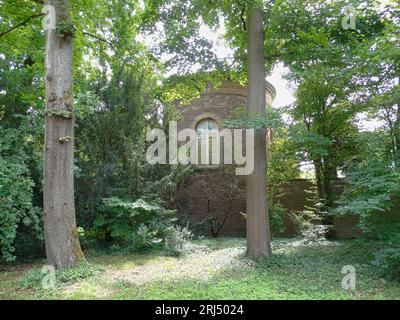 Una torre alta e maestosa in un lussureggiante giardino botanico nella città di Karlsruhe, Baden-Wuerttemberg, Germania Foto Stock