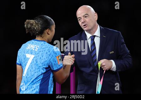 Sydney, Australia. 20 agosto 2023. il presidente della FIFA Gianni Infantino conferisce a Lauren James la medaglia delle seconde posizioni durante la finale della Coppa del mondo femminile 2023 tra Spagna Women e Inghilterra Women allo Stadio Australia, Sydney, Australia, il 20 agosto 2023. Foto di Peter Dovgan. Solo per uso editoriale, licenza necessaria per uso commerciale. Nessun utilizzo in scommesse, giochi o pubblicazioni di un singolo club/campionato/giocatore. Credito: UK Sports Pics Ltd/Alamy Live News Foto Stock