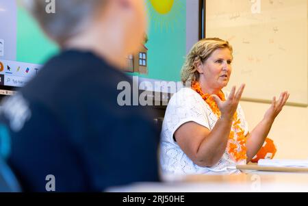 MAASDAM - bambini nella loro nuova classe alla scuola elementare IKC de Pijler all'inizio dell'anno scolastico 2023-2024. Le scuole primarie e secondarie nel centro del paese stanno ricominciando, dopo sei settimane di ferie. ANP JEFFREY GROENEWEG netherlands Out - belgium Out Foto Stock