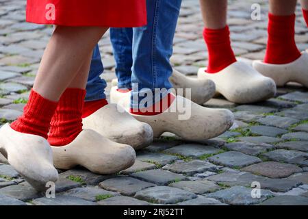 Gouda (Paesi Bassi), 17 agosto - attori che suonano il tradizionale mercato del formaggio di Gouda con ragazzi e ragazze contadini che indossano zoccoli (scarpe di legno). Foto Stock