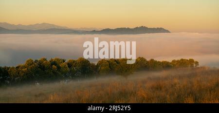 Splendido panorama di un paesaggio montano fotografato dall'alto delle nuvole Foto Stock