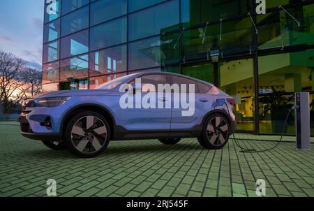 Ricarica Volvo C40 in un parcheggio nazionale Foto Stock
