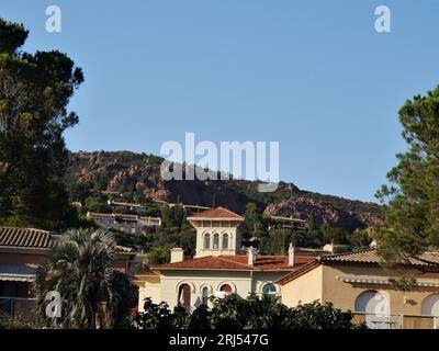 Vista sulle montagne costiere della Francia meridionale coltivate vicino a Cassis, lo sviluppo ha avuto luogo con proprietà per vacanze e tempo libero Foto Stock