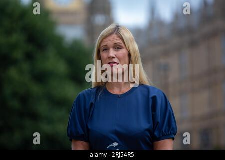 Londra, Regno Unito. 21 agosto 2023. Il ministro della giustizia ombra Ellie Reeves viene visto a Westminster durante le interviste ai media mattutine. Credito: Tayfun salci / Alamy Live News Foto Stock