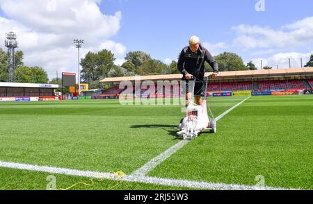 Il personale di terra dipinge le linee bianche sul campo prima della partita Sky Bet EFL League Two tra Crawley Town e Gillingham al Broadfield Stadium , Crawley , Regno Unito - 19 agosto 2023. Foto Simon Dack / immagini teleobiettivo. Solo per uso editoriale. Niente merchandising. Per le immagini di calcio si applicano le restrizioni fa e Premier League, incluso l'utilizzo di Internet/dispositivi mobili senza licenza FAPL. Per ulteriori informazioni, contattare Football Dataco Foto Stock